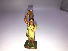 Massefigur Indianerin trägt